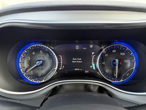 Used 2025 Chrysler Pacifica Limited image 15