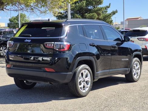 Used 2025 Jeep Compass Latitude AWD/4WD image 3