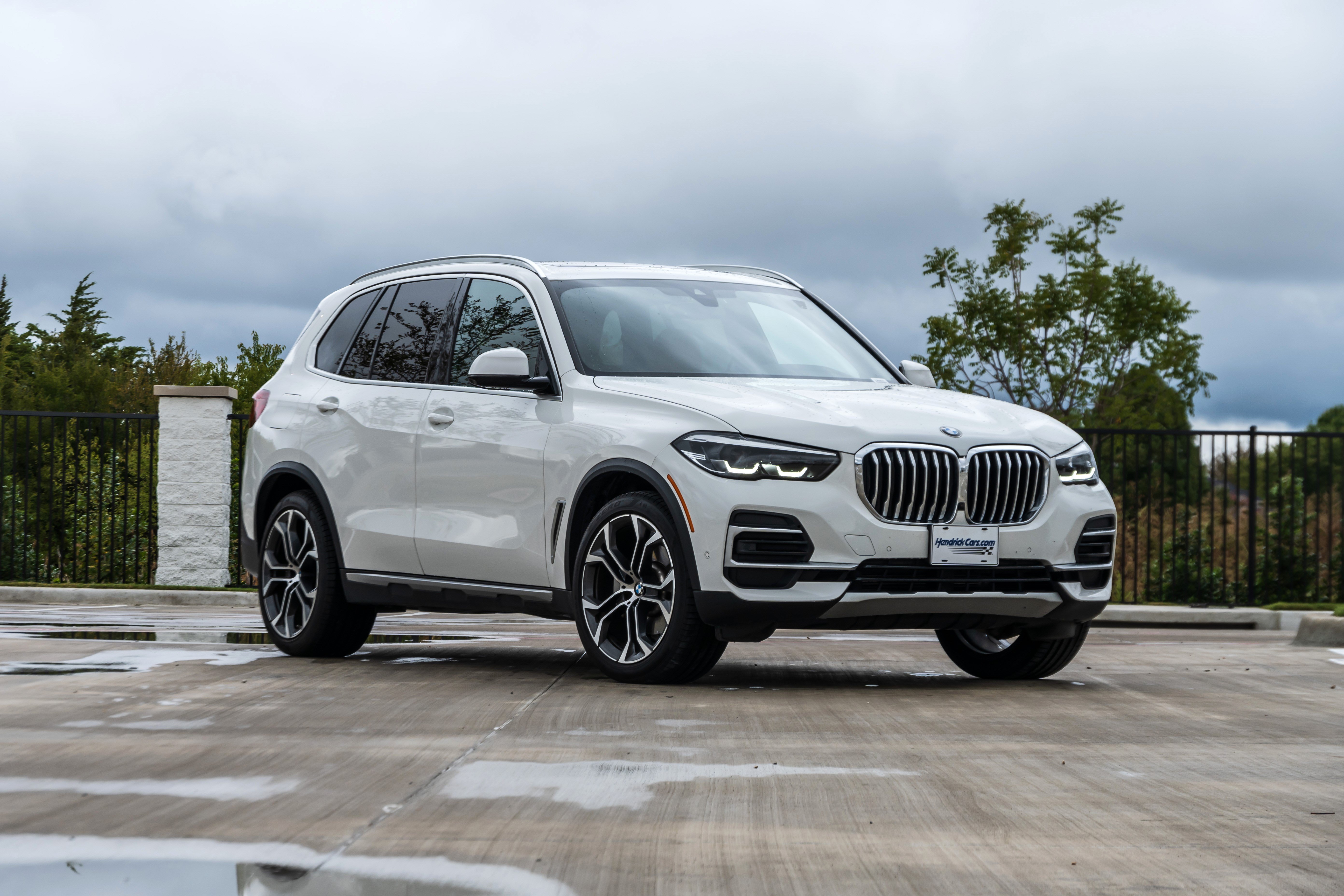 Used 2023 BMW X5 xDrive40i w/ Parking Assistance Package AWD/4WD image 2