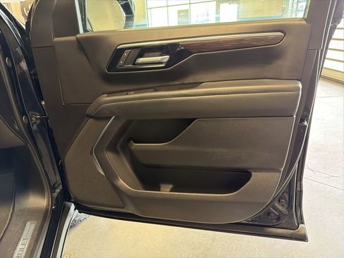 Used 2025 Chevrolet Suburban Z71 AWD/4WD image 33