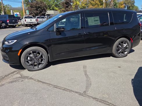 New 2026 Chrysler Pacifica Limited w/ S Appearance Package image 7