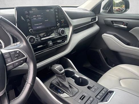 Used 2022 Toyota Highlander XLE AWD/4WD image 15