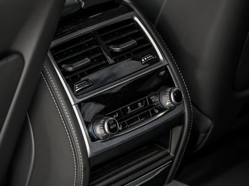 Used 2022 BMW 740i xDrive w/ M Sport Package AWD/4WD image 33