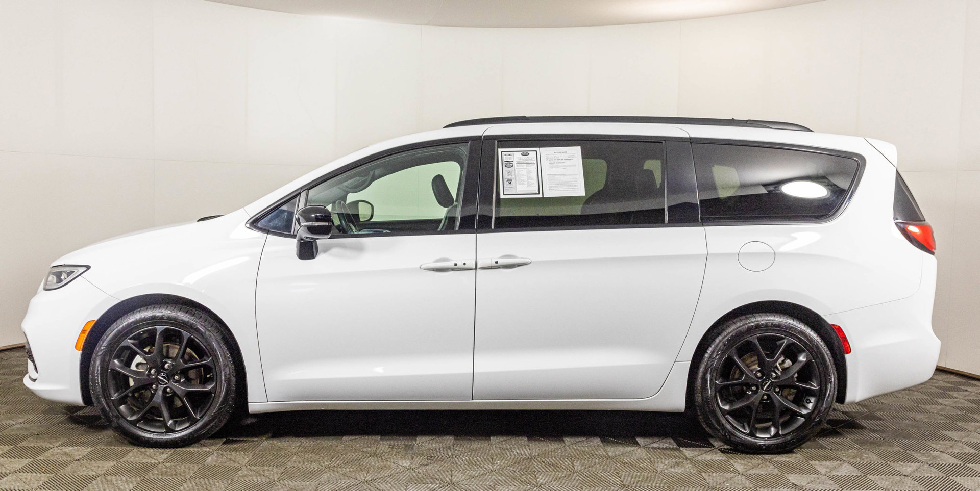 Used 2025 Chrysler Pacifica Limited FWD image 23