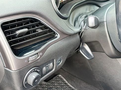 Used 2020 Jeep Cherokee Limited image 11