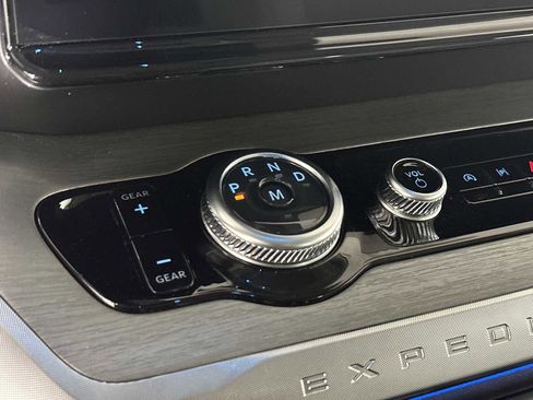 Used 2025 Ford Expedition Platinum image 35