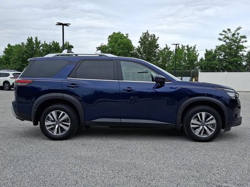 Used 2023 Nissan Pathfinder SL AWD/4WD image 10