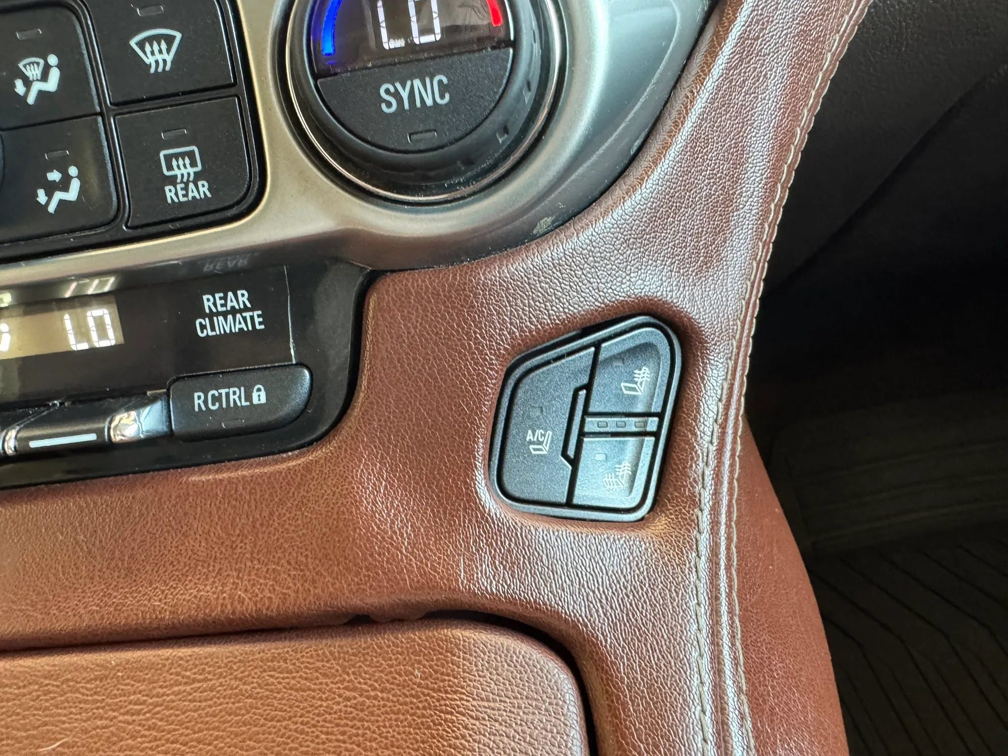 Used 2015 Chevrolet Suburban LTZ AWD/4WD image 30