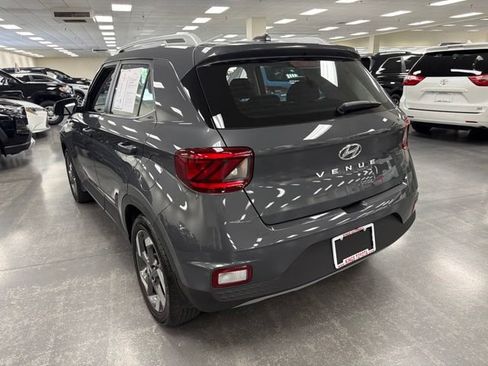 Used 2025 Hyundai Venue SEL FWD image 5