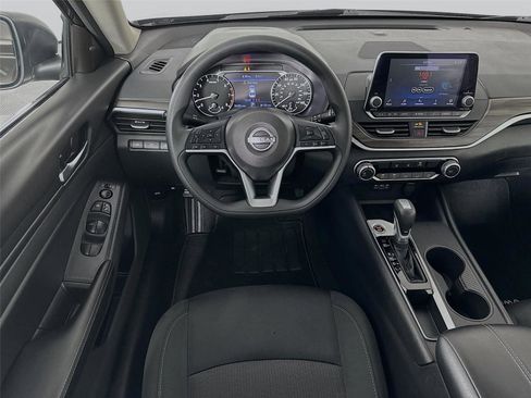 Used 2025 Nissan Altima 2.5 SV image 2
