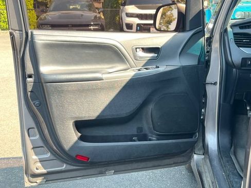 Used 2015 Toyota Sienna SE w/ SE Preferred Package FWD image 16