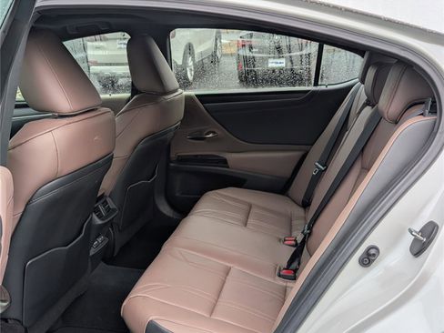 Used 2025 Lexus ES 300h w/ Technology Package image 15