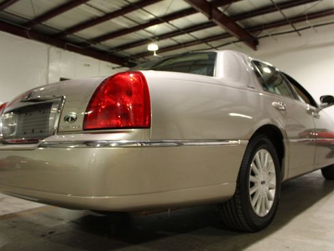 Used 2003 Lincoln Town Car Executive image 26