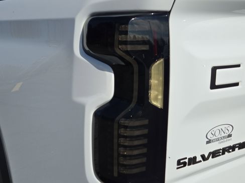 Used 2022 Chevrolet Silverado 1500 ZR2 image 11