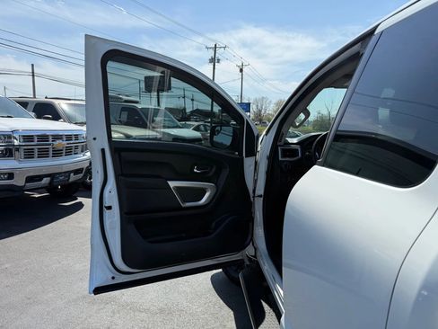 Used 2018 Nissan Titan SV w/ SV Convenience Package image 31