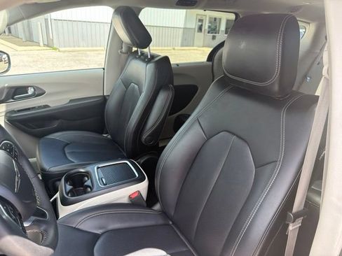 Used 2024 Chrysler Pacifica Touring-L FWD image 27