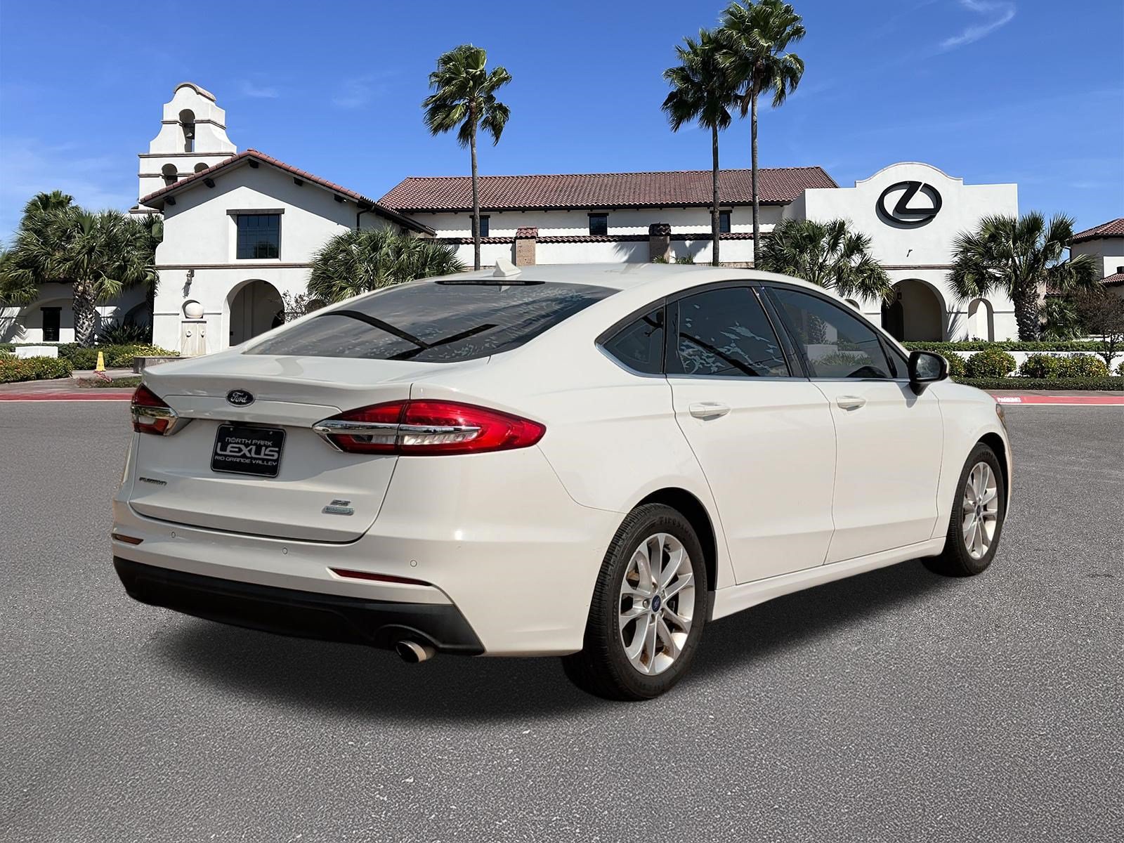 Used 2020 Ford Fusion SE FWD image 2
