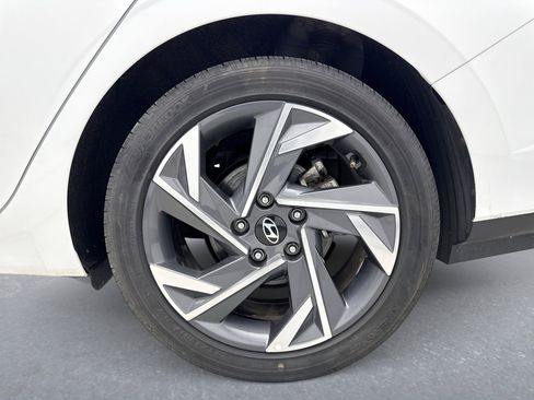 Used 2025 Hyundai Elantra Limited image 27