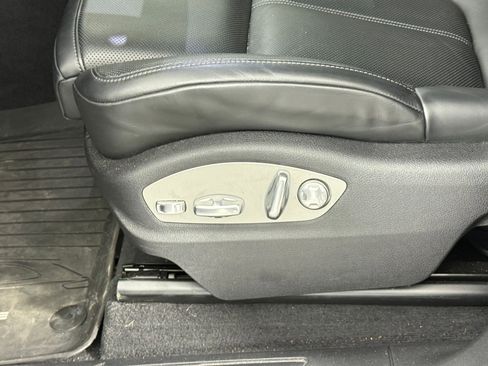 Used 2024 Porsche Macan image 16