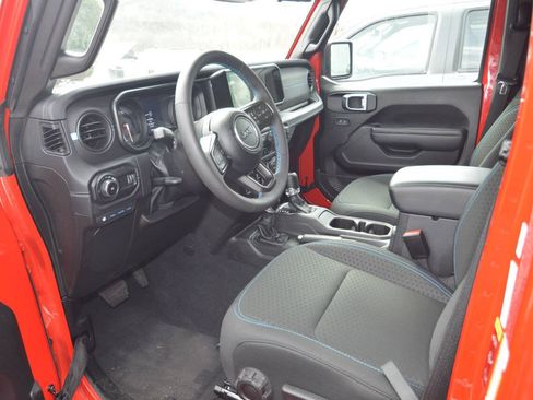 Used 2025 Jeep Wrangler Unlimited Rubicon 4xe w/ Safety Group AWD/4WD image 11