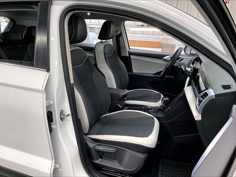 Used 2025 Volkswagen Taos SE w/ Panoramic Sunroof Package image 10