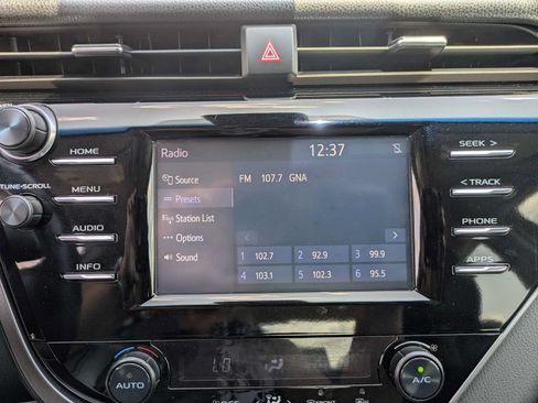 Used 2018 Toyota Camry SE w/ Convenience Package FWD image 11