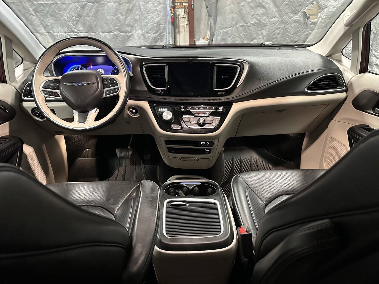 Used 2018 Chrysler Pacifica Limited w/ Tire & Wheel Group FWD image 13
