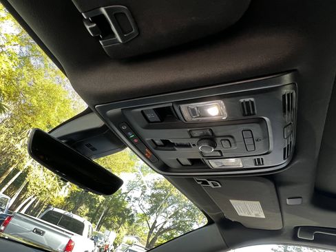 Used 2022 GMC Yukon XL Denali w/ Advanced Technology Package image 30