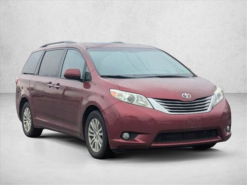 Used 2016 Toyota Sienna XLE image 3