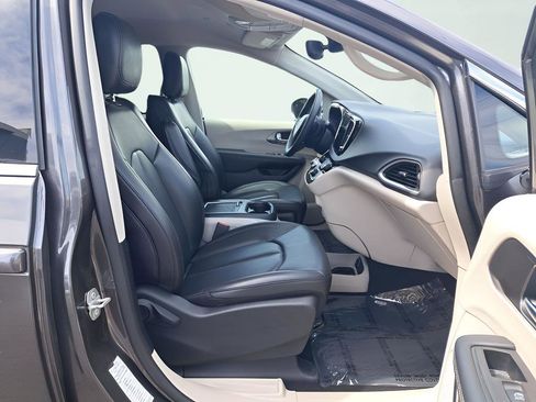 Used 2023 Chrysler Pacifica Touring-L FWD image 16