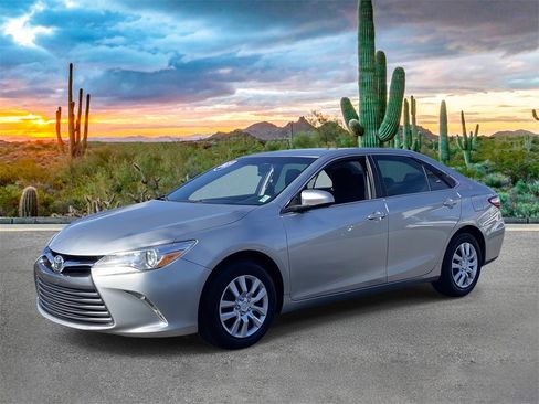 Used 2017 Toyota Camry LE image 7