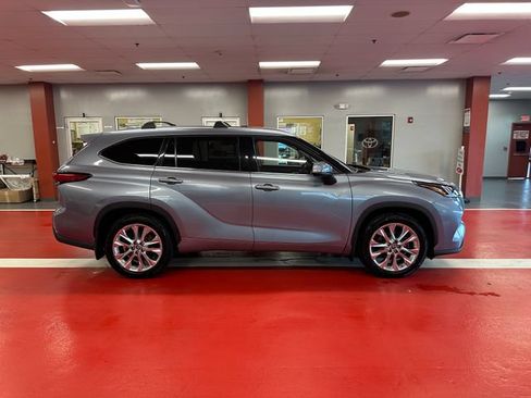 Used 2022 Toyota Highlander Limited AWD/4WD image 3