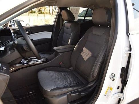 Used 2025 Chevrolet Trax LT w/ LT Convenience Package image 17