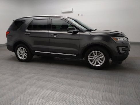 Used 2017 Ford Explorer XLT image 11