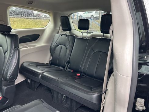 Used 2024 Chrysler Pacifica Touring-L image 10