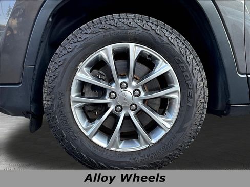 Used 2019 Jeep Cherokee Latitude Plus AWD/4WD image 33