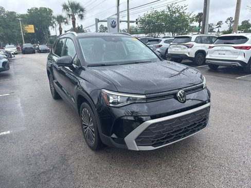 Used 2025 Volkswagen Taos SE w/ Panoramic Sunroof Package image 5