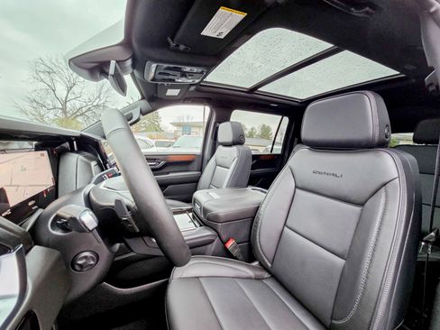 Used 2025 GMC Yukon XL Denali w/ Sun & Power Step Package image 13