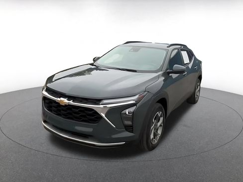 Used 2025 Chevrolet Trax LT w/ LT Convenience Package FWD image 7