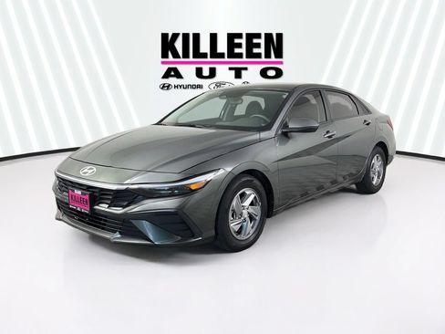 Used 2025 Hyundai Elantra SE FWD image 3