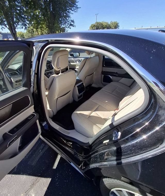 Used 2017 Lincoln Continental Select AWD/4WD image 4