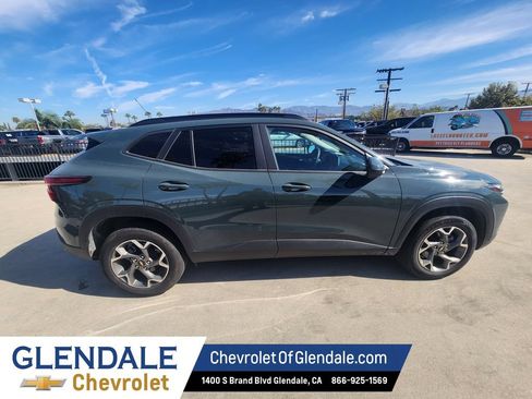 Used 2025 Chevrolet Trax LT FWD image 7