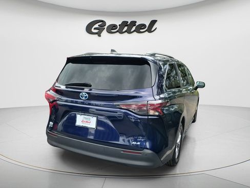 Used 2025 Toyota Sienna XLE FWD image 3