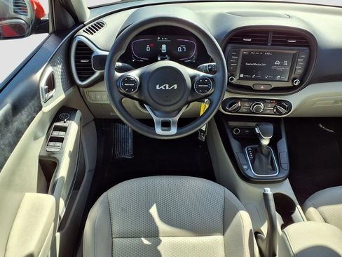 Used 2025 Kia Soul LX w/ LX Technology Package FWD image 11