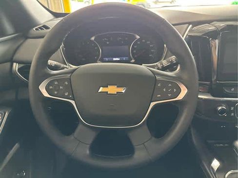 Used 2023 Chevrolet Traverse LT image 12