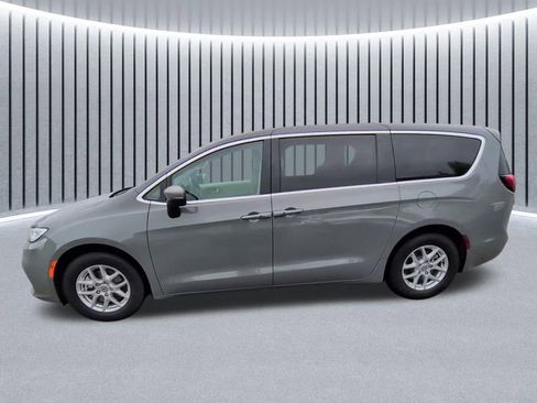 Used 2023 Chrysler Pacifica Touring-L FWD image 5