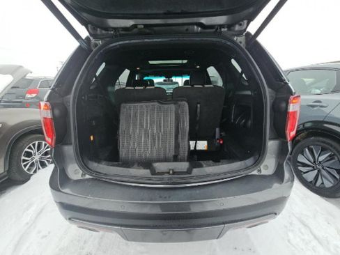 Used 2017 Ford Explorer XLT w/ Equipment Group 202A AWD/4WD image 16