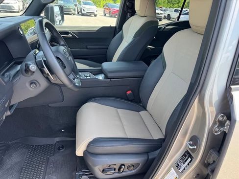 Used 2025 Lexus GX 550 AWD/4WD image 9
