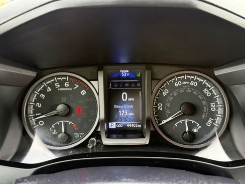 Used 2022 Toyota Tacoma TRD Off-Road w/ TRD Premium Off Road Package AWD/4WD image 10