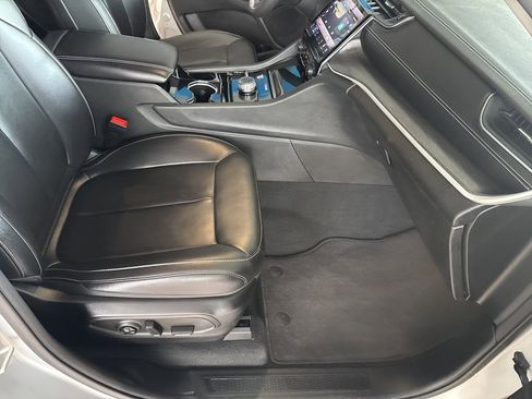 Used 2023 Jeep Grand Cherokee Limited image 28